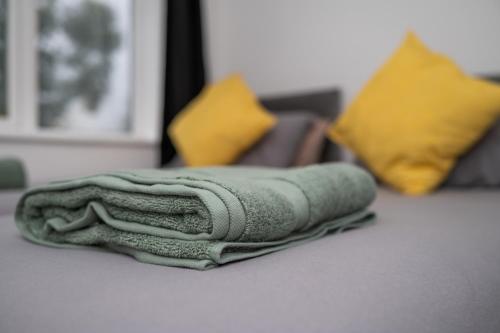 Voodi või voodid majutusasutuse Cosy Grimsby House with Free Parking toas