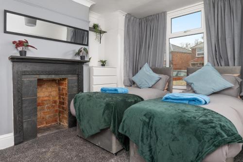 Voodi või voodid majutusasutuse Cosy Grimsby House with Free Parking toas