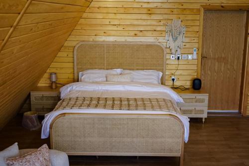 Ein Bett oder Betten in einem Zimmer der Unterkunft كوخ ساره الريفي