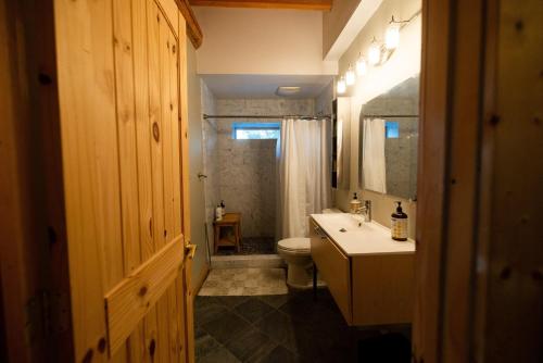 une salle de bain avec un lavabo blanc et des toilettes dans l'établissement Adams Rest, à Lyle