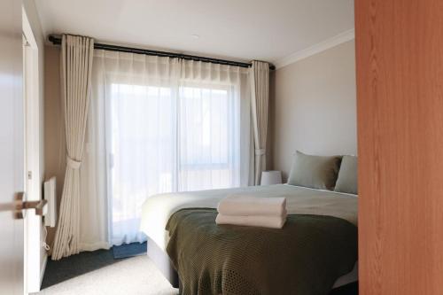 Ένα ή περισσότερα κρεβάτια σε δωμάτιο στο Heavenly Tekapo Apartment A