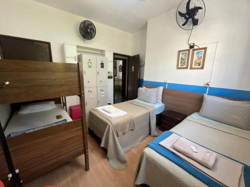ein Zimmer mit zwei Betten und einem Etagenbett in der Unterkunft Rota BH Hostel in Belo Horizonte
