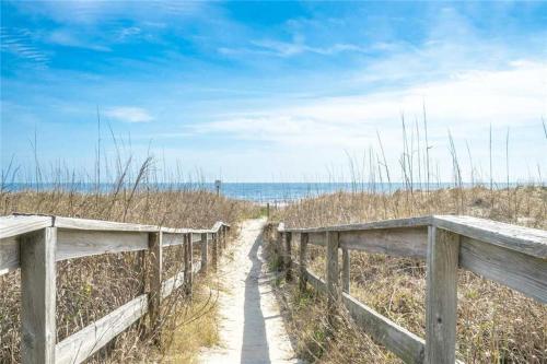 een pad door het zand aan het strand bij Winds V1 #3B - My Top Paradise in Carolina Beach
