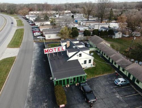 ein Motelschild auf dem Dach eines Gebäudes in der Unterkunft By The Way Motel Lake Bluff in Lake Bluff