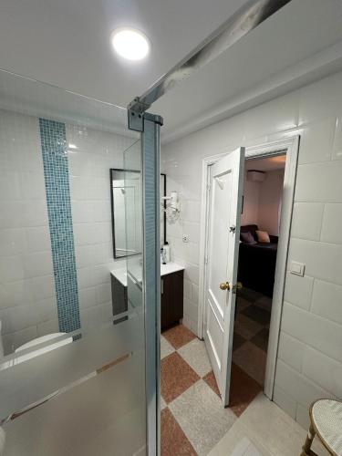 ein Badezimmer mit Dusche und Glastür in der Unterkunft Park 22 in Ayamonte