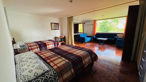 Postel nebo postele na pokoji v ubytování Owl House, Large and comfortable Suite