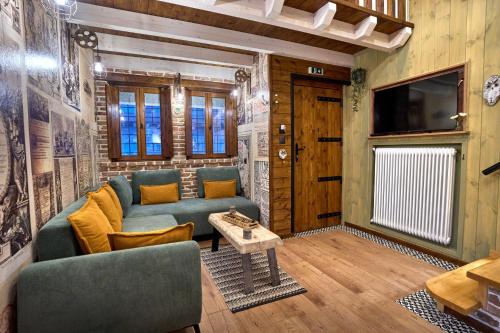 ein Wohnzimmer mit Sofa und Fernseher in der Unterkunft Scandinavian Rustic in Tríkala