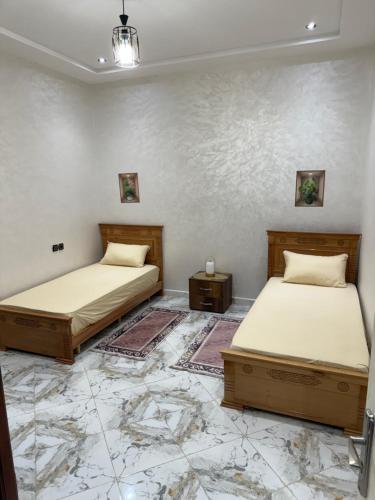 Voodi või voodid majutusasutuse Appartement moderne à Meknès Wi-Fi fibre clim et coin café élégant toas