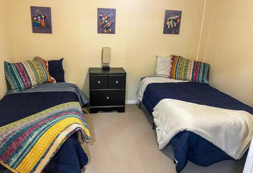 Postel nebo postele na pokoji v ubytování Private Basement Suite Bedrooms Bath Kitchen office Theater