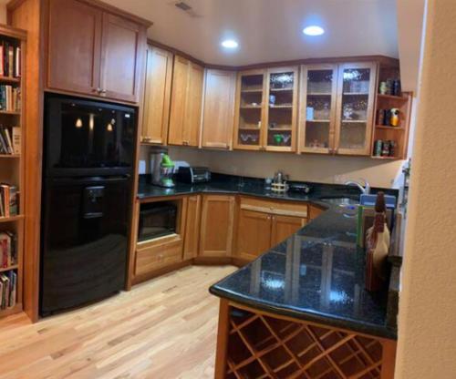 Kuchyň nebo kuchyňský kout v ubytování Private Basement Suite Bedrooms Bath Kitchen office Theater