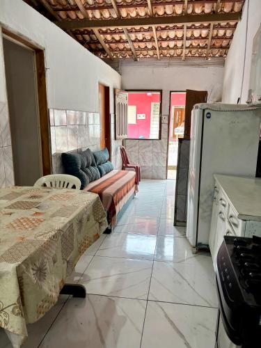 a living room with a couch and a table at Casa em Itacaré no Centro, ao lado da Pituba in Itacaré