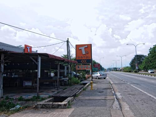 チャンルーンにあるT Hotel Changlunの道路脇の看板建て