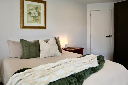 Postel nebo postele na pokoji v ubytování Aroha Cove, Walk to Beach & Cafes, Massage Chair