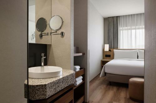 Postel nebo postele na pokoji v ubytování Courtyard by Marriott Kyoto Shijo Karasuma