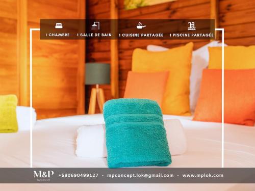 Giường trong phòng chung tại Domaine de Meilly - Joya Services - Bungalows Vue mer & Piscine partagée