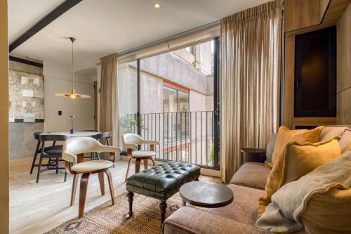 a living room with a couch and a table at Myla Roma Norte in Mexico City