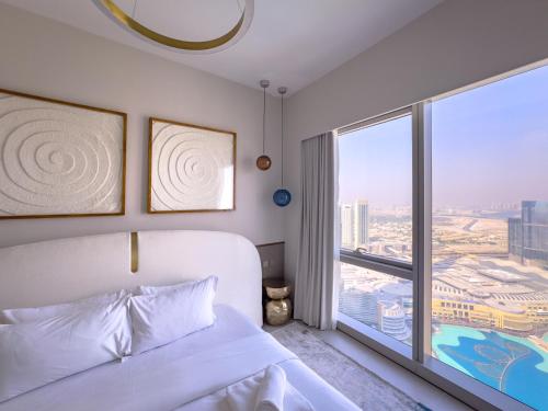 Ένα ή περισσότερα κρεβάτια σε δωμάτιο στο GRANDE SIGNATURE with Fountain Show and direct Burj Khalifa view with DXB AIRPORT VIP Shuttle option for 6 guests
