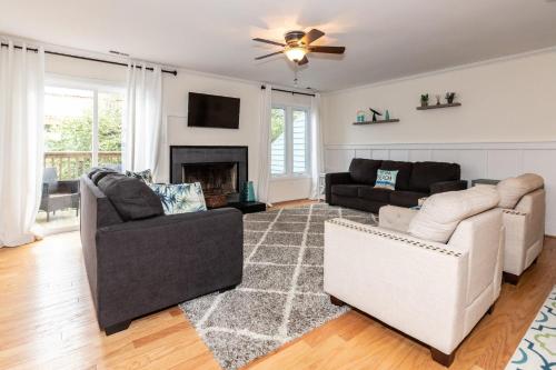 un salon avec deux canapés et une cheminée dans l'établissement Latitude Adjustment, à Virginia Beach