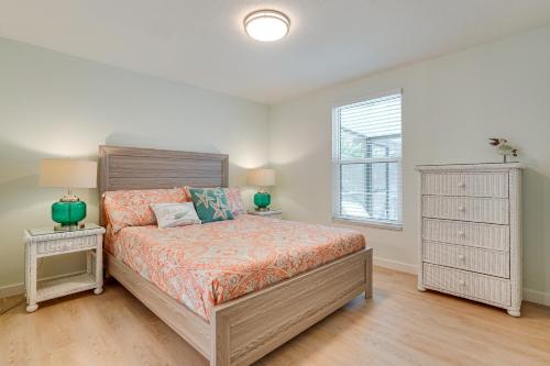 Giường trong phòng chung tại 2 Mi to Beach! Snowbird Haven with Pool in Venice