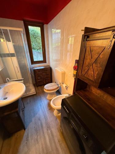 a bathroom with two toilets and a sink at Eden Garden in Fonteno