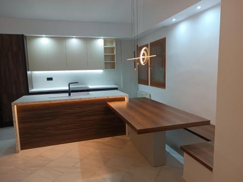 eine Küche mit Spüle und Holztheke in der Unterkunft Villa Hill in Tríkala