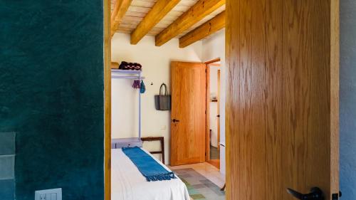 Cette petite chambre dispose d'un lit et d'un couloir. dans l'établissement El Diablo y La Luna B&B by El Diablo y La Sandia, à Oaxaca