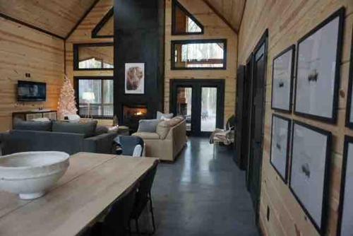 un grand salon avec un grand plafond en bois dans l'établissement The Stunning Shady Creek Cabin, à Broken Bow