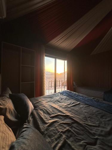 Een bed of bedden in een kamer bij Bubbles Desert Camp Jeep Tours
