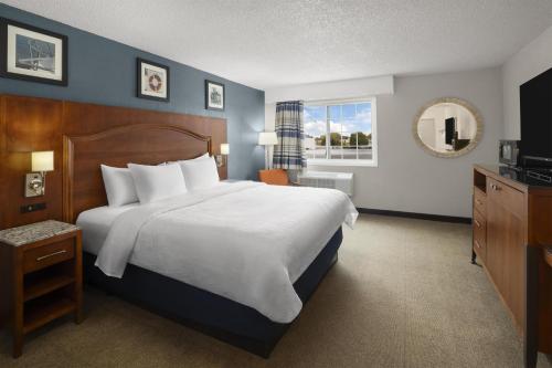 Ένα ή περισσότερα κρεβάτια σε δωμάτιο στο Harbor Town Inn, BW Signature Collection