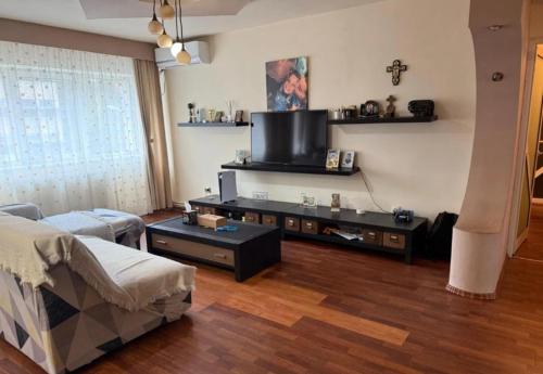 un salon avec un canapé et une télévision dans l'établissement New Abbey Royal Nest, à Kilcullen