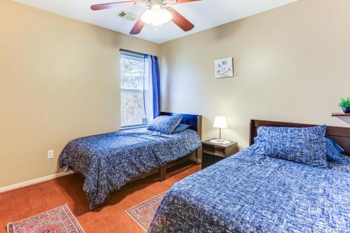 Un dormitorio con dos camas y un ventilador de techo. en Explore Houston and Beyond! Spring Home with Backyard, en Klein