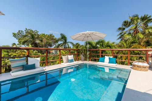 Bazén v ubytování A luxurious 4bed 2level retreat nebo v jeho okolí