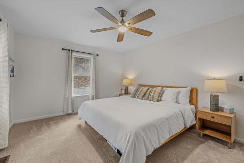 Postel nebo postele na pokoji v ubytování New 3 Bedroom 3 Bath Mountain Retreat