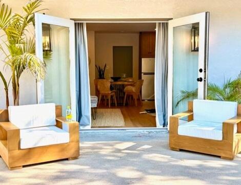 Un lugar para sentarse en Hillside Haven - Boutique Spanish Escape