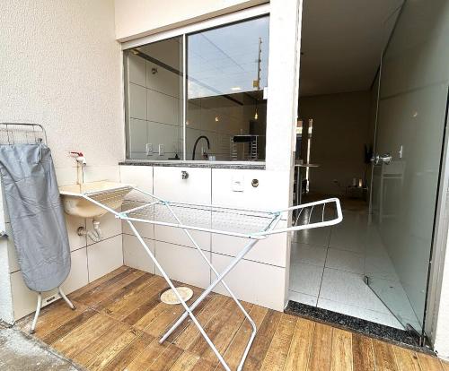 ein Badezimmer mit Waschbecken und Spiegel in der Unterkunft Casa 01 - Casa com 2 quartos, próximo a rodoviária e aeroporto in Palmas