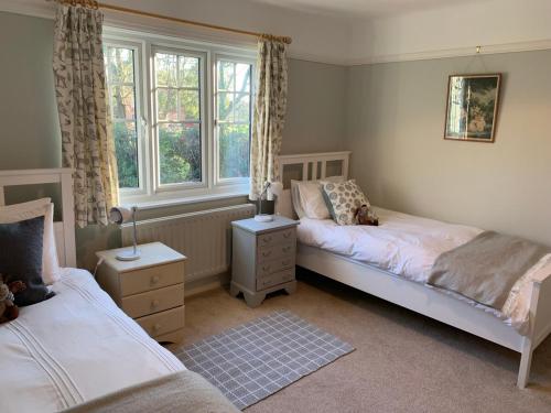 Voodi või voodid majutusasutuse Wonderful thatched cottage in the New Forest National Park toas