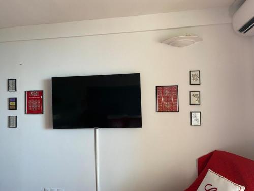 Una televisión o centro de entretenimiento en Tahiti in Tartane