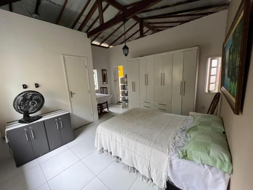 a bedroom with a bed and a table in a room at Zen Villas Praia à 700m 5Km Aeroporto Seu Refúgio perto de Salvador in Lauro de Freitas