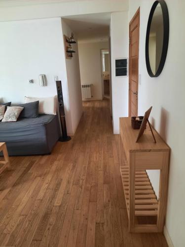 a living room with a couch and a mirror at Excelente ubicación céntrica Dpto de categoría con cochera in Salta