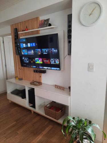 a living room with a flat screen tv on a wall at Excelente ubicación céntrica Dpto de categoría con cochera in Salta