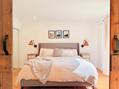 une chambre avec un grand lit avec deux lampes dans l'établissement Sage Sanctuary - Private Oasis Getaway, à Ojai
