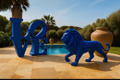 Eine blaue Löwenstatue steht neben einem Schild. in der Unterkunft Azulik Corsica in Corbara