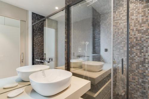 Ένα μπάνιο στο Sky-High Elegance Top-Floor Views of City, Ocean & Sunrise