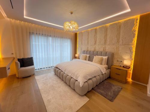 Una cama o camas en una habitación de Luxury Marina Waterfront Apartment Pool Access Prime Tangier Location