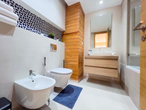 Un baño de Luxury Marina Waterfront Apartment Pool Access Prime Tangier Location