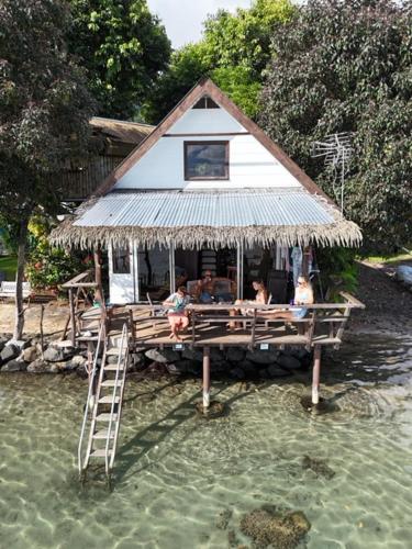 Vairao bungalow sur pilotis bord de lagon