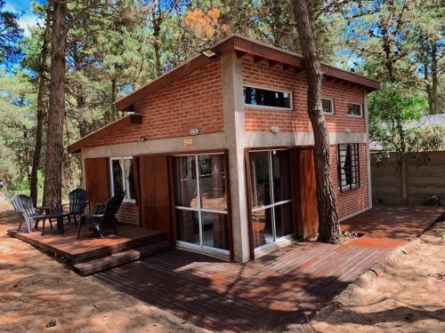a tiny house in the woods with a deck at Nuevos Aires in Mar de las Pampas