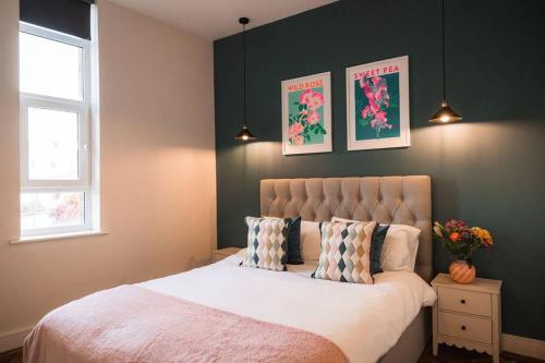 une chambre avec un grand lit et deux fenêtres dans l'établissement Ripon City Centre - 1 Bedroom flat - free parking, à Ripon