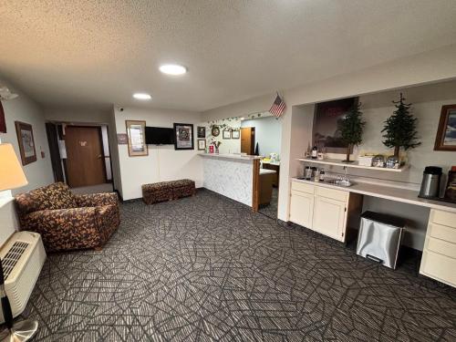 uma sala de estar com um sofá e cadeiras e uma cozinha em Covered Bridge Inn em Winterset