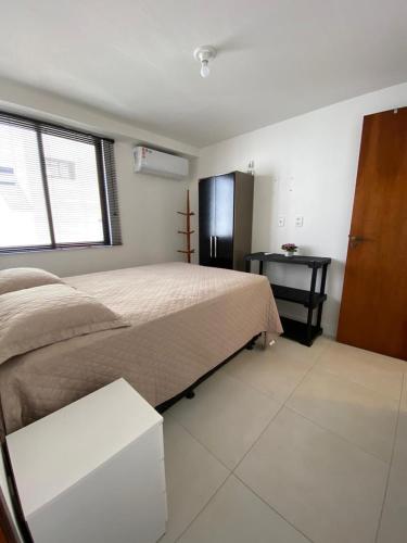 ein Schlafzimmer mit einem Bett und einem Schreibtisch in der Unterkunft a melhor custo beneficio de INTERMARES - Tra Mari in Cabedelo